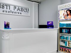 Receptionera salon de lux Cristi Pascu Exclusive
