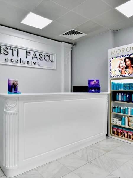 Receptionera salon de lux Cristi Pascu Exclusive