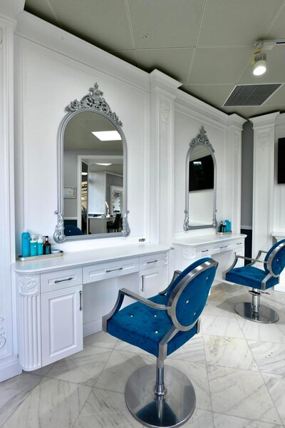 Receptionera salon de lux Cristi Pascu Exclusive