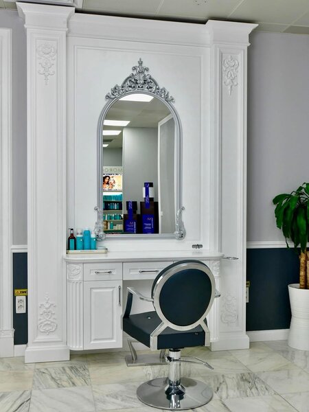 Receptionera salon de lux Cristi Pascu Exclusive